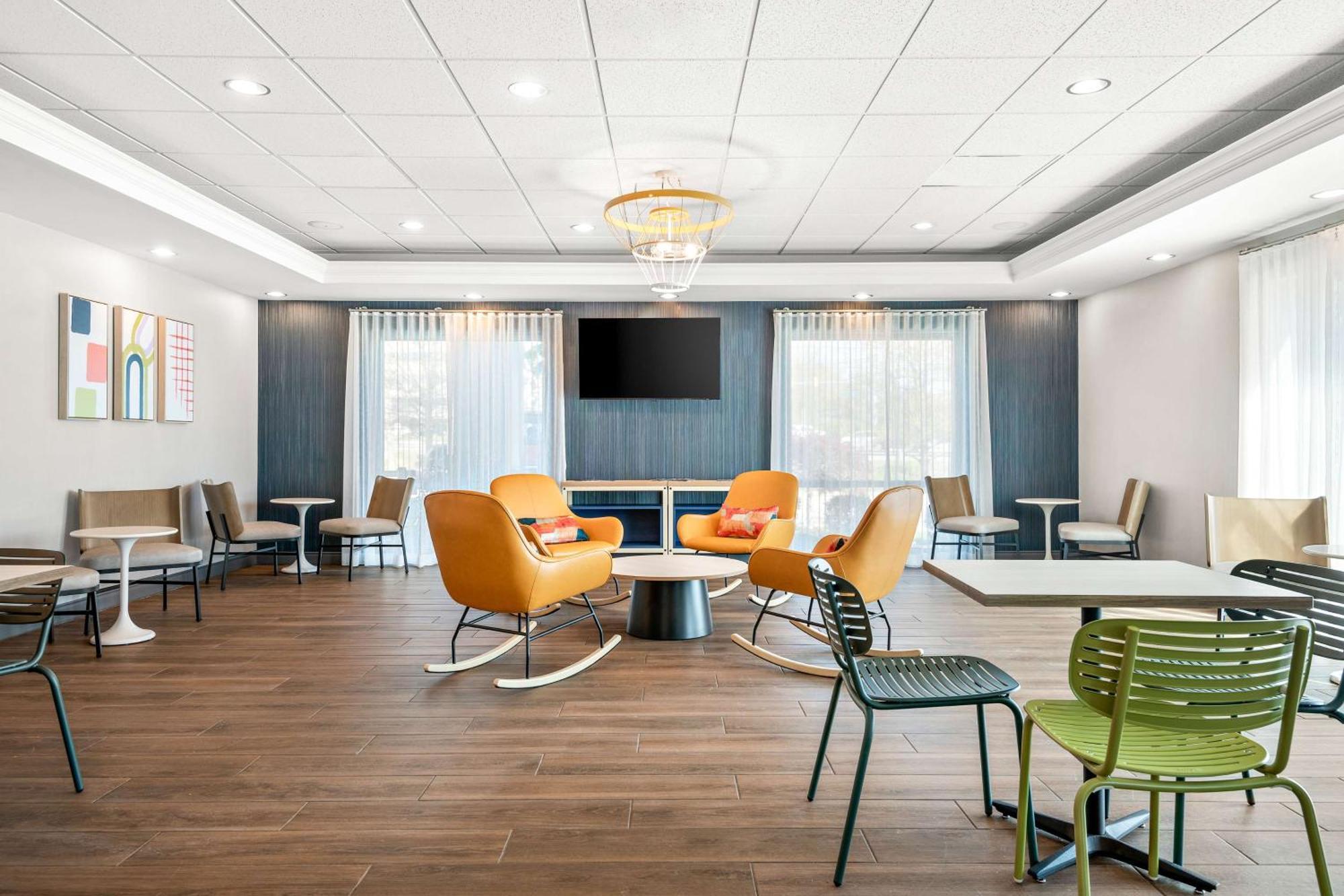 Spark By Hilton Exton Bagian luar foto