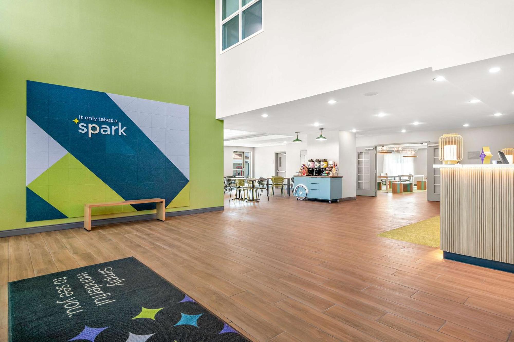 Spark By Hilton Exton Bagian luar foto
