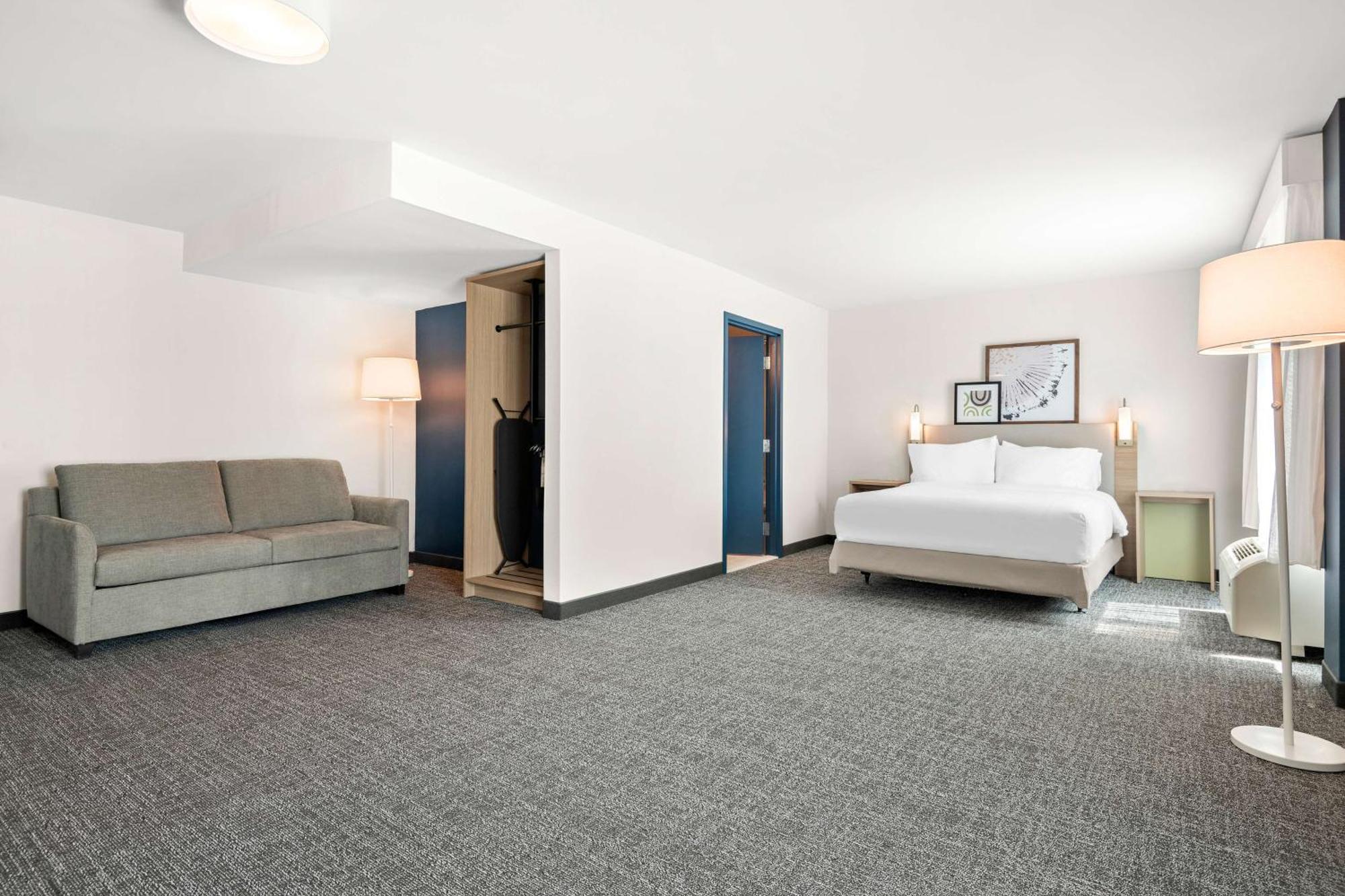 Spark By Hilton Exton Bagian luar foto